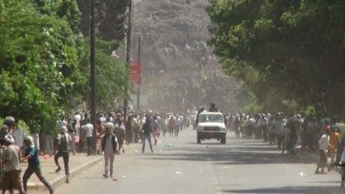 People flee clashes near the Aden international airport in Aden, Yemen, on March 25, 2015. The Shiite Houthi group took control over Aden international airport after the retreat of tribal militia on Wednesday evening, a security official told Xinhua. (Xinhua) People flee clashes near the Aden international airport in Aden, Yemen, on March 25, 2015. The Shiite Houthi group took control over Aden international airport after the retreat of tribal militia on Wednesday evening, a security official told Xinhua. (Xinhua)