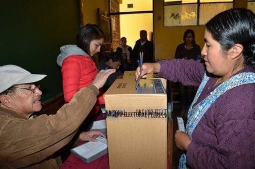 A woman casts her vote during the departmental and municipal elections in La Paz, Bolivia, on March 29, 2015. The Supreme Electoral Tribunal of Bolivia began on Sunday the departmental and municipal elections, which will be voted 4,975 subnational authorities for a period of five years. (Xinhua/ABI) (vf) A woman casts her vote during the departmental and municipal elections in La Paz, Bolivia, on March 29, 2015. The Supreme Electoral Tribunal of Bolivia began on Sunday the departmental and municipal elections, which will be voted 4,975 subnational authorities for a period of five years. (Xinhua/ABI) (vf)
