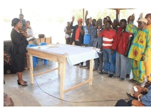 The Magistrate of the Navrongo Circuit , Ms Comfort Apalayine, swearing the Sanyiga, Kassena Gavara Kara CREMA Executive Committee into office The Magistrate of the Navrongo Circuit , Ms Comfort Apalayine, swearing the Sanyiga, Kassena Gavara Kara CREMA Executive Committee into office