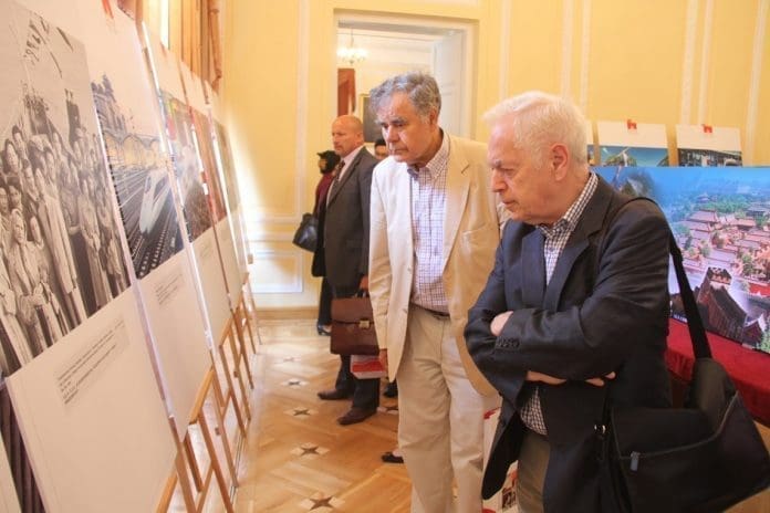 Polish visitors attend “Beautiful China, Beautiful Poland” exhibition. (Photo: Wang Yunsong from People’s Daily)