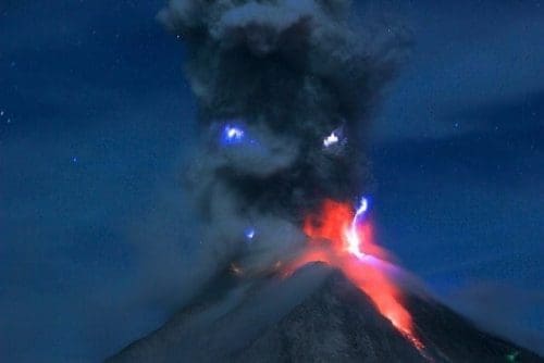 Photo taken on Feb. 29, 2016 shows hot lavas and volcanic ashes rising from Mount Sinabung during an eruption in Karo, North Sumatra, Indonesia. (Xinhua/Gatha Ginting) (zw) Photo taken on Feb. 29, 2016 shows hot lavas and volcanic ashes rising from Mount Sinabung during an eruption in Karo, North Sumatra, Indonesia. (Xinhua/Gatha Ginting) (zw)