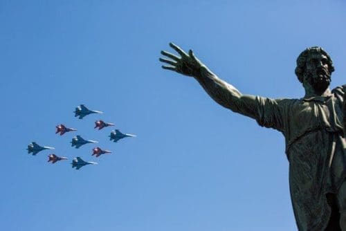 Military jets fly in formation during the Victory Day parade in Moscow, Russia, May 9, 2016. (Xinhua/Bai Xueqi) (zw) Military jets fly in formation during the Victory Day parade in Moscow, Russia, May 9, 2016. (Xinhua/Bai Xueqi) (zw)