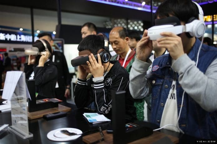 Visitors experience Visitors experience virtual reality technology at the China (Shanghai) International Technology Fair. (Photo by Yicai.com)
