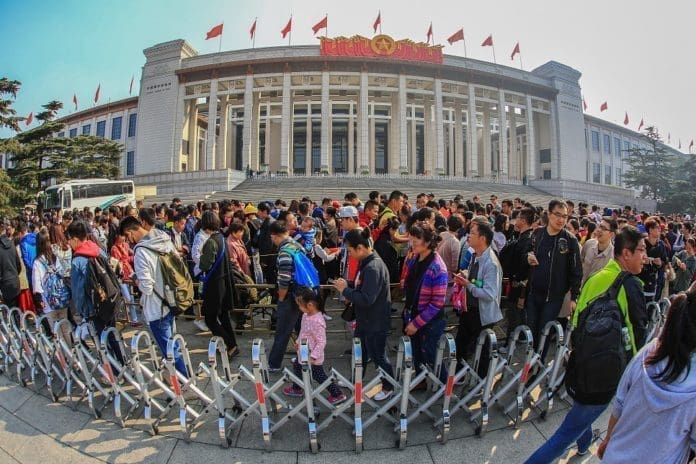 Visitors wait Visitors wait in long queues in front of National Museum of China during the National Day holiday last year. (Photo from CFP)