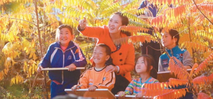 A teacher is teaching students to draw in Chengde, northern city in China’s Hebei province. (File photo)