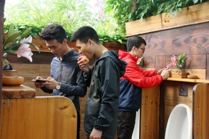 tourists Photo taken on December 31, 2017 shows tourists have a rest at Changlu Tourism Leisure Expo Park in Foshan, southern Guangdong province. Toilets in the park were renovated and upgraded several years before, and they are now clean and odor-free. (Photo from CFP)