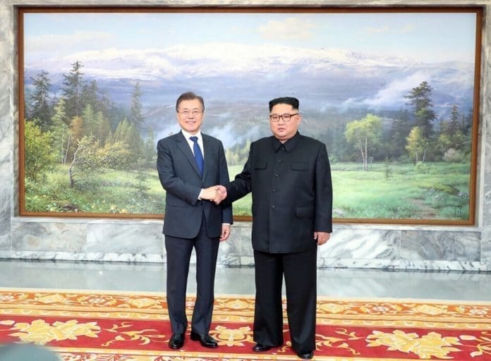 South Korean President Moon Jae-in (L) and top leader of the Democratic People's Republic of Korea (DPRK) Kim Jong Un hold their second summit at the DPRK side of the border village of Panmunjom, on May 26, 2018. (Xinhua/Blue House)