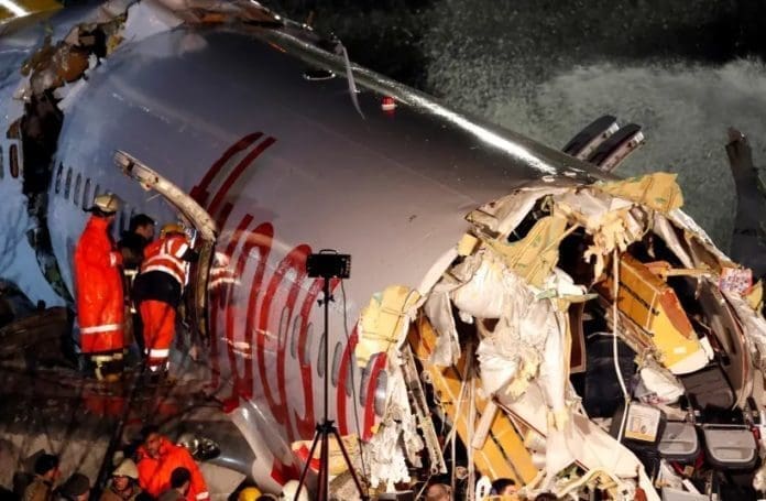 First responders look inside the Pegasus Airlines Boeing 737-86J plane, after it overran the runway during landing and crashed, at Istanbul's Sabiha Gokcen airport, Turkey February 5, 2020 (photo credit: REUTERS/MURAD SEZER) First responders look inside the Pegasus Airlines Boeing 737-86J plane, after it overran the runway during landing and crashed, at Istanbul's Sabiha Gokcen airport, Turkey February 5, 2020 (photo credit: REUTERS/MURAD SEZER)