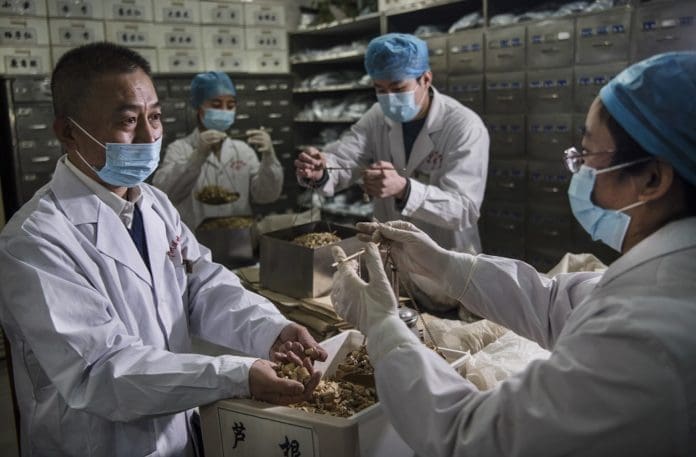 Medical staff work at a traditional Chinese medicine pharmacy in Weinan City, northwest China's Shaanxi Province, Feb. 20, 2020. (Xinhua/Tao Ming)