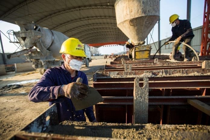 Constructors of China Railway 19th Bureau Group work at the site of the Xinmiaohu Extra Large Bridge in Duchang county, Jiujiang, east China’s Jiangxi province, Feb. 23, 2020. Photo by Fu Jianbin, People’s Daily Online