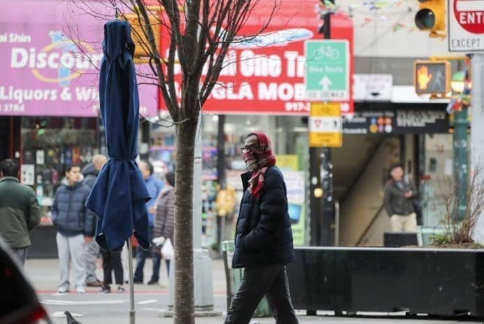 A pedestrian wearing scarf walks along a street in New York, the United States, March 16, 2020. The number of COVID-19 cases in United States has topped 4,600 as of Monday night, an increase of more than 1,000 in the past 24 hours, according to the Center for Systems Science and Engineering at Johns Hopkins University. (Xinhua/Wang Ying)