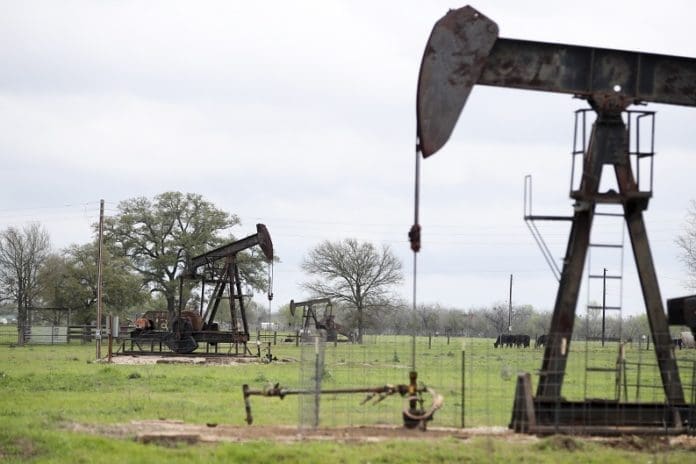 File photo taken on March 12, 2019 shows operating oil pumps in Luling of Texas, the United States. U.S. oil prices turned negative on April 20, 2020. West Texas Intermediate crude for May delivery shed more than 300 percent to settle at -37.63 U.S. dollars per barrel on the New York Mercantile Exchange. (Xinhua/Wang Ying) File photo taken on March 12, 2019 shows operating oil pumps in Luling of Texas, the United States. U.S. oil prices turned negative on April 20, 2020. West Texas Intermediate crude for May delivery shed more than 300 percent to settle at -37.63 U.S. dollars per barrel on the New York Mercantile Exchange. (Xinhua/Wang Ying)