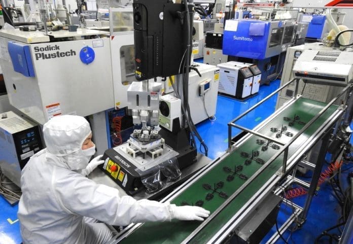 Photo taken in a foreign trade company in an industrial park of Jiangsu Haizhou Economic Development Zone shows employees working on a production line of cameras for a well-known brand of mobile phones. Jiangsu Haizhou Economic Development Zone in Lianyungang, east China’s Jiangsu province, has recently introduced a series of measures to cut taxes and fees in an effort to help foreign trade enterprises cope with the challenges brought about by the epidemic. (People’s Daily/Geng Yuhe) Photo taken in a foreign trade company in an industrial park of Jiangsu Haizhou Economic Development Zone shows employees working on a production line of cameras for a well-known brand of mobile phones. Jiangsu Haizhou Economic Development Zone in Lianyungang, east China’s Jiangsu province, has recently introduced a series of measures to cut taxes and fees in an effort to help foreign trade enterprises cope with the challenges brought about by the epidemic. (People’s Daily/Geng Yuhe)