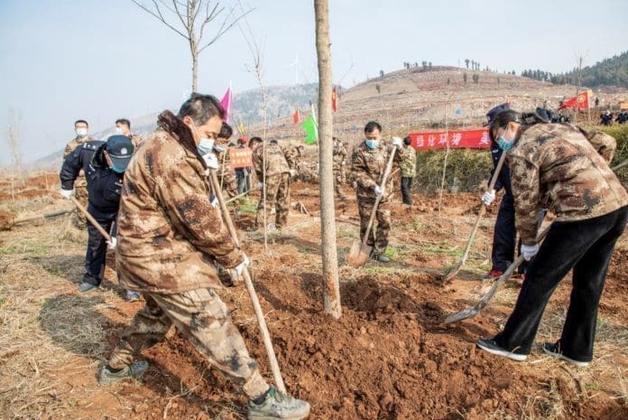 Citizens of Tengzhou, east China’s Shandong province participate in voluntary tree planting on March 6. (Photo by Song Haicun, People’s Daily Online) Citizens of Tengzhou, east China’s Shandong province participate in voluntary tree planting on March 6. (Photo by Song Haicun, People’s Daily Online)