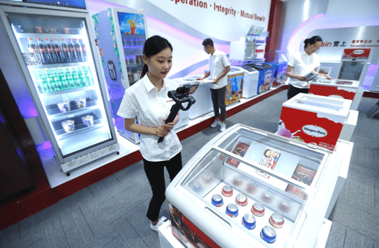 A salesperson of Qingdao Essin Electrical Appliances Co., Ltd.atBei’anstreet, Jimo district, Qingdao city, east China’s Shandong province, promotesrefrigeratorsdesigned for Africanandother overseas marketsviaa live-streaming platform of Canton Fair, June 15.(Photo by Liang Xiaopeng/People’s Daily Online) A salesperson of Qingdao Essin Electrical Appliances Co., Ltd.atBei’anstreet, Jimo district, Qingdao city, east China’s Shandong province, promotesrefrigeratorsdesigned for Africanandother overseas marketsviaa live-streaming platform of Canton Fair, June 15.(Photo by Liang Xiaopeng/People’s Daily Online)