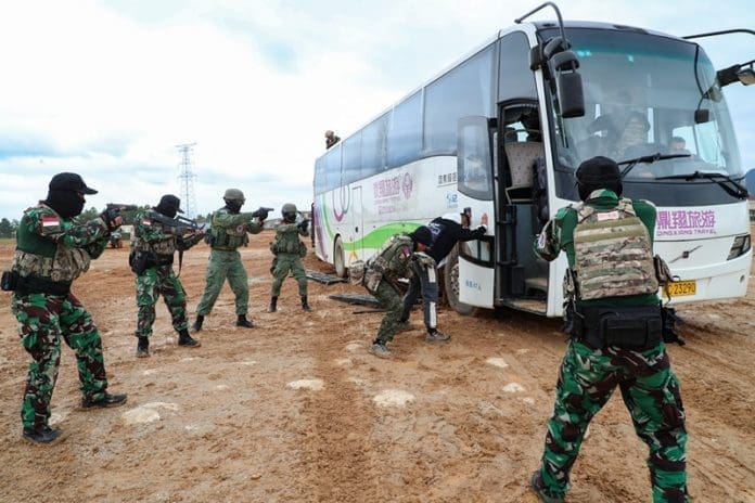 Counter-terrorism personnel save “hostages” during a joint counter-terrorism actual-troop drill of the Association of Southeast Asian Nations (ASEAN) Defense Ministers’ Meeting Plus (ADMM-Plus) Experts’ Working Group, November 20, 2019. Photo by Huang Yuanli/People’s Daily Online