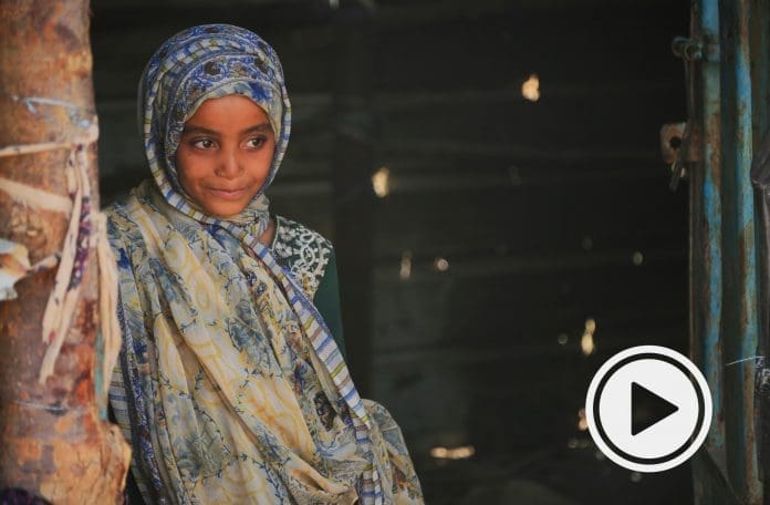 A girl stands at the door to her shelter in Ma’rib, the governorate hosting the largest number of displaced people in Yemen. Photo: IOM 2020