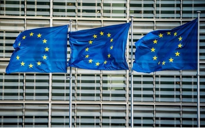 FILED - A gernal view of the European flags in front of the headquarters of the European Commission in Brussels. Photo: Michael Kappeler/dpa