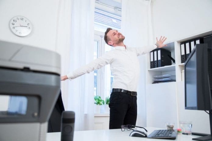 ILLUSTRATION - Orthopaedists recommend standing up and stretching two or three times an hour when working in an office. Photo: Christin Klose/dpa ILLUSTRATION - Orthopaedists recommend standing up and stretching two or three times an hour when working in an office. Photo: Christin Klose/dpa