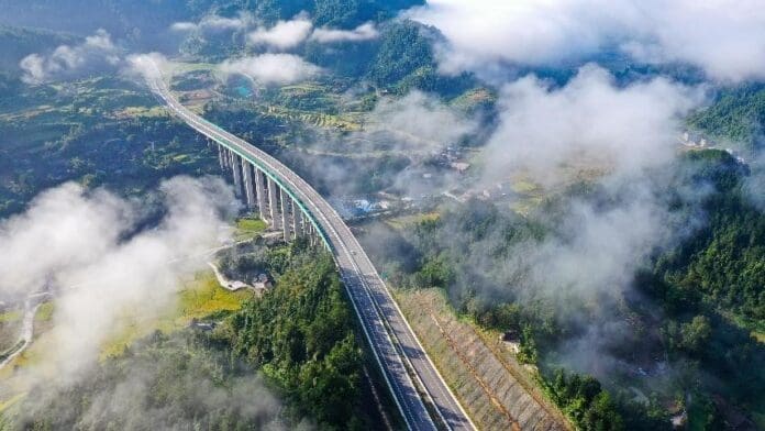 Vehicles run on an expressway linking Shiqian county, Tongren city, southwest China’s Guizhou province with Yuping Dong autonomous county of Tongren, Sept. 9, 2021. (Photo by Hu Panxue/People’s Daily Online)