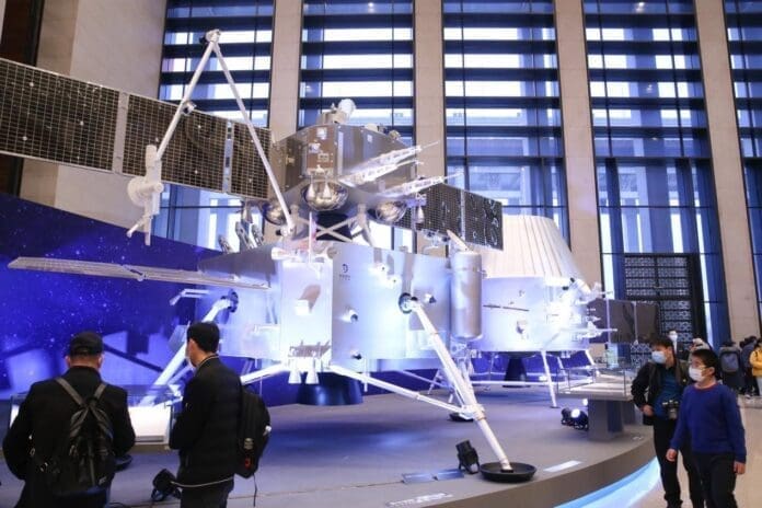 Photo taken on Feb. 28, 2021, shows visitors watching life-size models of the ascender and lander of China’s Chang’e-5 lunar mission at the National Museum of China in Beijing. (Photo by Chen Xiaogen/People’s Daily Online) Photo taken on Feb. 28, 2021, shows visitors watching life-size models of the ascender and lander of China’s Chang’e-5 lunar mission at the National Museum of China in Beijing. (Photo by Chen Xiaogen/People’s Daily Online)