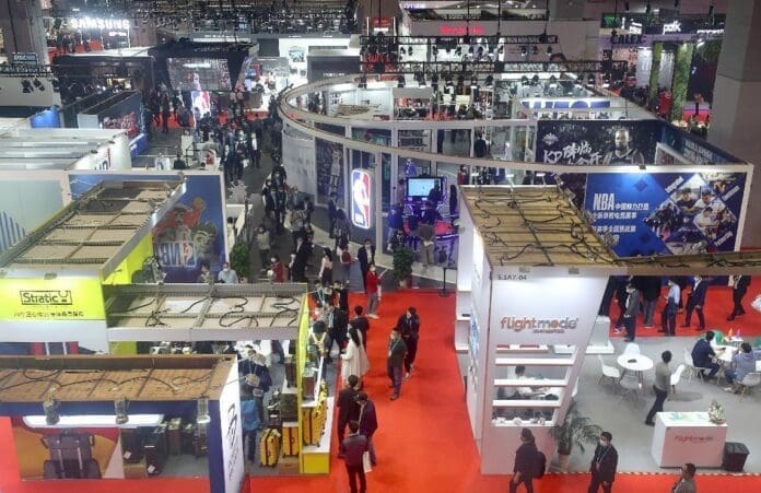Photo taken on Nov. 6, 2020 shows visitors at the third China International Import Expo (CIIE) held in east China’s Shanghai. (Photo by Xu Congjun/People’s Daily Online)