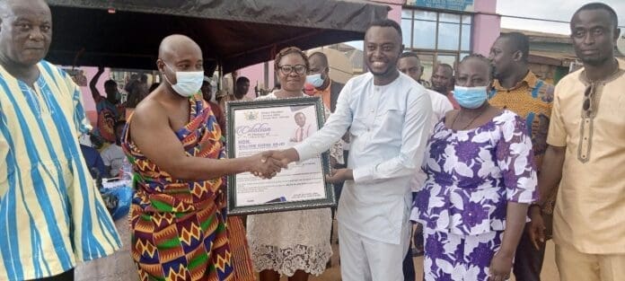 Osabarima Kwaku Yeboah Ababio, the ‘Kurontirehene’ of Odumase Number One presenting citation to Mr. Ohene-Adjei