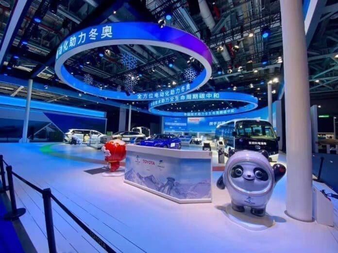 Mascots of Beijing 2022 Winter Olympics and Paralympic Games Bing Dwen Dwen and Shuey Rhon Rhon are exhibited at the automobile exhibition area of the 4th China International Import Expo, Nov. 4, 2021. (Photo by Ju Yunpeng/People’s Daily)