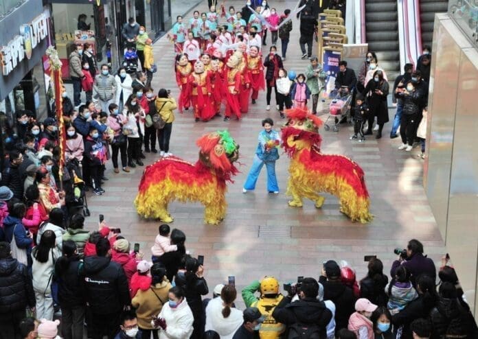 Consumers are attracted to a Spring Festival folk cultural activity held at a shopping mall in Shanghai, Feb. 16, 2021. (Photo by Yang Jianzheng/People’s Daily Online)