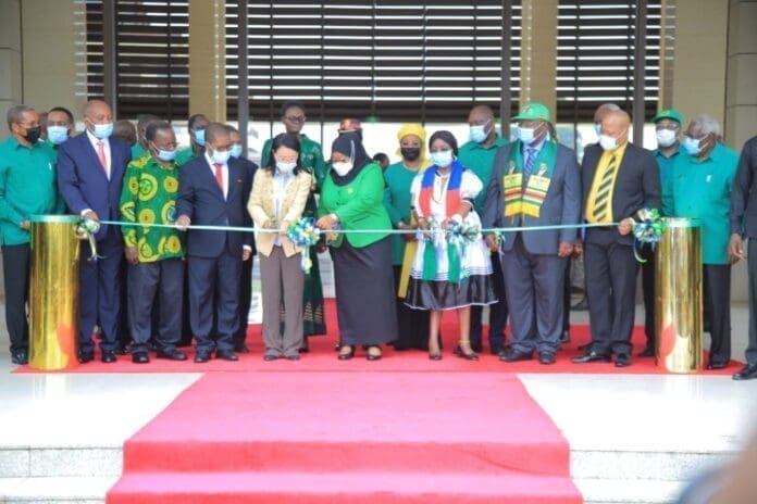 Chinese Ambassador to Tanzania Chen Mingjian, President of Chama Cha Mapinduzi Party and Tanzanian President Samia Suluhu Hassan, as well as general secretaries and high-level representatives of the other five parties cut the ribbon at the inauguration ceremony of the Mwalimu Julius Nyerere Leadership School. (Photo from https://panafricanvisions.com/) Chinese Ambassador to Tanzania Chen Mingjian, President of Chama Cha Mapinduzi Party and Tanzanian President Samia Suluhu Hassan, as well as general secretaries and high-level representatives of the other five parties cut the ribbon at the inauguration ceremony of the Mwalimu Julius Nyerere Leadership School. (Photo from https://panafricanvisions.com/)