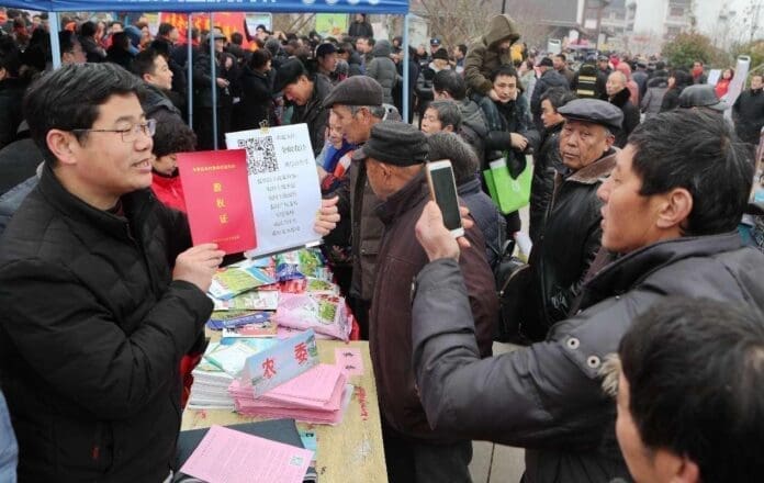 Officials with the agriculture and rural affairs committee under the government of Quanjiao county, Chuzhou city, east China’s Anhui province, help farmers scan QR codes to learn about the latest policies on supporting the development of rural areas. (Photo by Li Xiaocun/People’s Daily Online) Officials with the agriculture and rural affairs committee under the government of Quanjiao county, Chuzhou city, east China’s Anhui province, help farmers scan QR codes to learn about the latest policies on supporting the development of rural areas. (Photo by Li Xiaocun/People’s Daily Online)