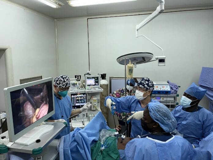 Chinese doctors and Ghanaian counterparts perform laparoscopic surgery in LEKMA hospital in Accra, capital of Ghana, June 29, 2022. The Chinese medical team in Ghana said Monday that they have achieved big progress in helping a local hospital improve its capacity of performing laparoscopic surgeries. (Xinhua) Chinese doctors and Ghanaian counterparts perform laparoscopic surgery in LEKMA hospital in Accra, capital of Ghana, June 29, 2022. The Chinese medical team in Ghana said Monday that they have achieved big progress in helping a local hospital improve its capacity of performing laparoscopic surgeries. (Xinhua)