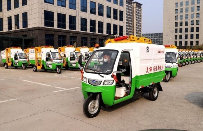 An urban management officer in Suyu district, Suqian, east China’s Jiangsu province drives a garbage disposal vehicle to the township where he works, Oct. 27, 2021. (Photo by Sun Dongcheng/People’s Daily Online)