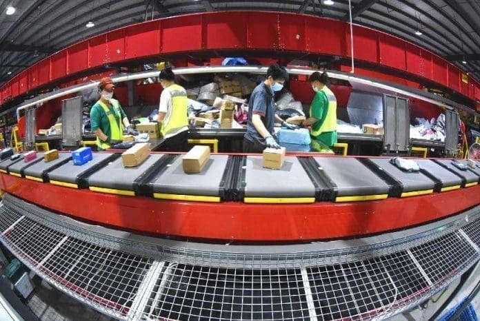 Workers are sorting express delivery parcels in a warehouse of a major express delivery company in an industrial park in Lianyungang, east China's Jiangsu province, June 14, 2022. (Photo by Geng Yuhe/People's Daily Online) Workers are sorting express delivery parcels in a warehouse of a major express delivery company in an industrial park in Lianyungang, east China's Jiangsu province, June 14, 2022. (Photo by Geng Yuhe/People's Daily Online)