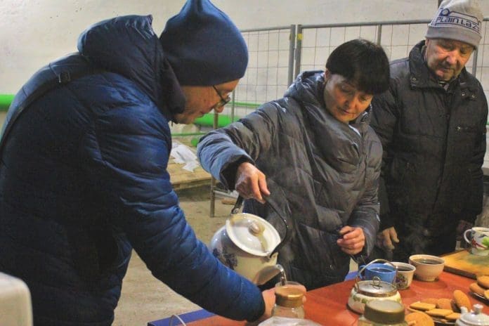 People gather at a heating point in Kharkiv, which operates thanks to a generator provided by IOM. Photo: IOM/Dariia Koniukh