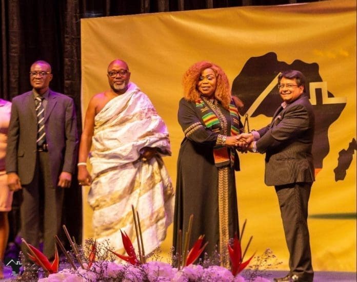 Jane Reason Ahadzie receiving the award