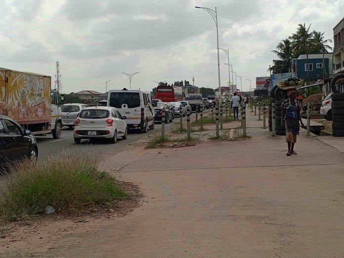 Heavy vehicular traffic on the Accra - Nsawam highway