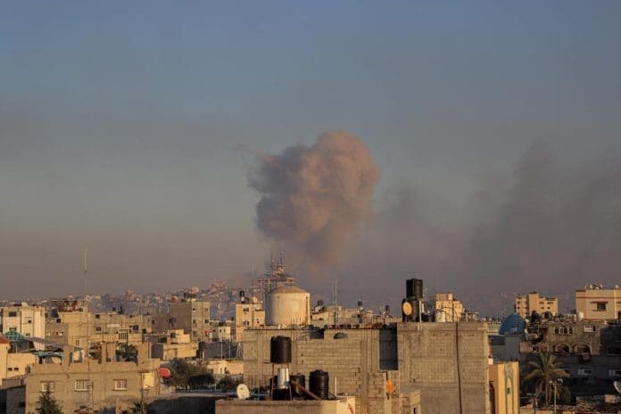 Smoke rises following an Israeli airstrike in the southern Gaza Strip city of Khan Younis, on Dec. 15, 2023. [Photo/Xinhua]
