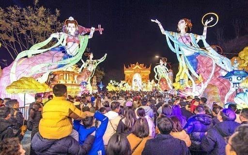 People visit the 30th Zigong International Dinosaur Lantern Festival in Zigong, southwest China's Sichuan province, Feb. 10, 2024. (Photo by Xue Jun/People's Daily Online) People visit the 30th Zigong International Dinosaur Lantern Festival in Zigong, southwest China's Sichuan province, Feb. 10, 2024. (Photo by Xue Jun/People's Daily Online)