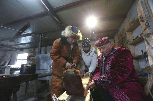 Khuwanishbek Islanbek (left) makes ancient fur skis. (Photo by Li Rui) Khuwanishbek Islanbek (left) makes ancient fur skis. (Photo by Li Rui)